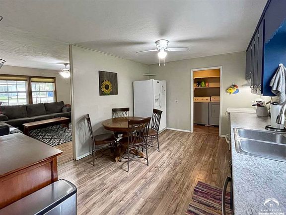 5th image of 936 E 21st Ter