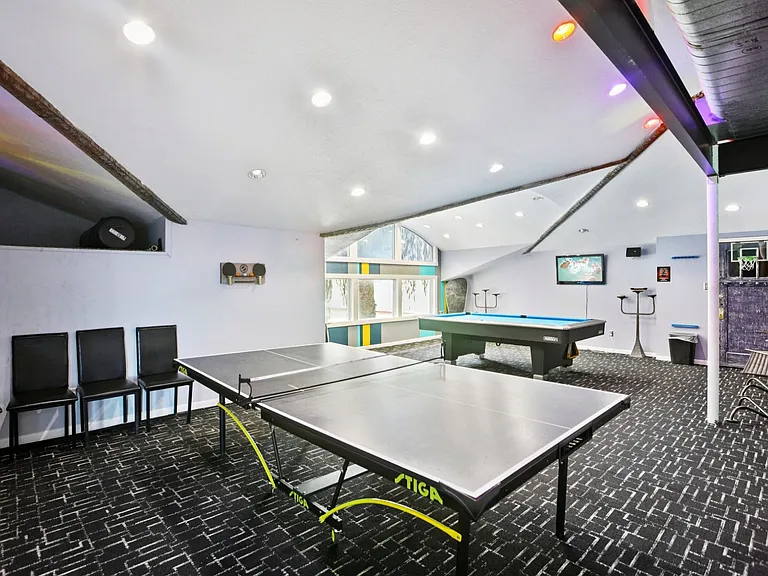 The Metropolis Apartments — Photo 25