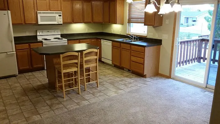 1270 Poe St — Photo 3