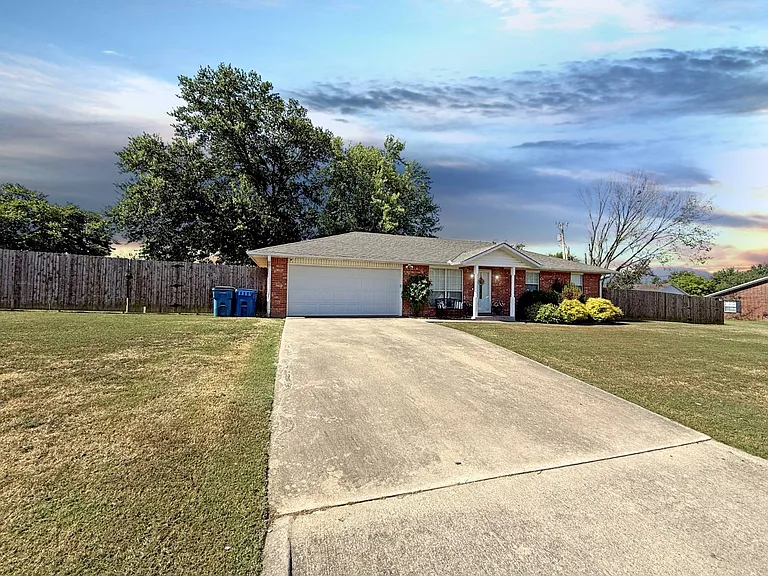 1202 E Keller St — Photo 9