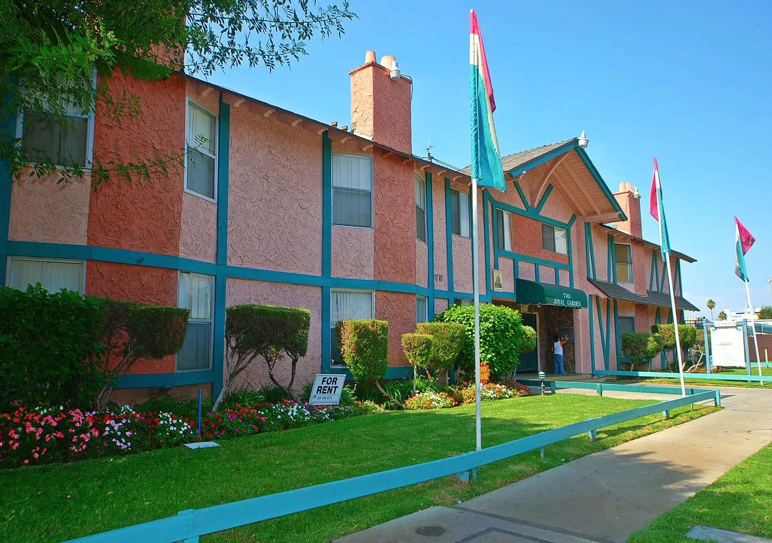 Royal Garden Apartments..Gorgeous Newly Remodeled Apartment Available...Great Location! — Photo 4