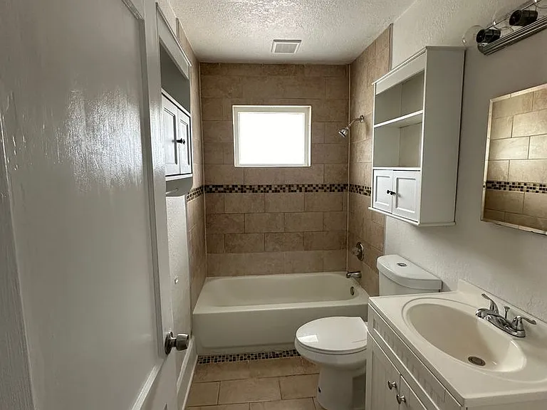 136 Avenue C NE #3 — Photo 6