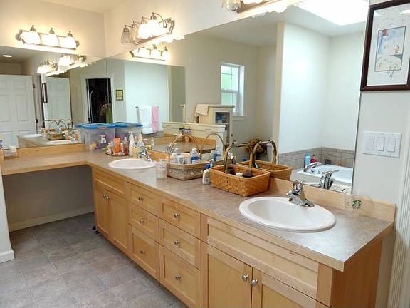Master Bathroom with plen