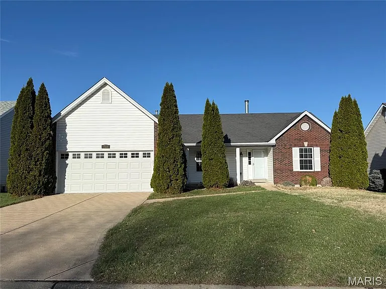 733 Pecan Hill Dr — Photo 1