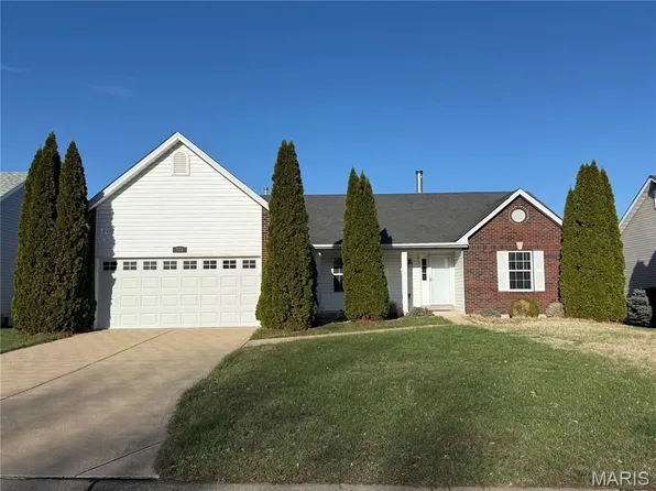 733 Pecan Hill Dr, Saint Charles, MO 63304