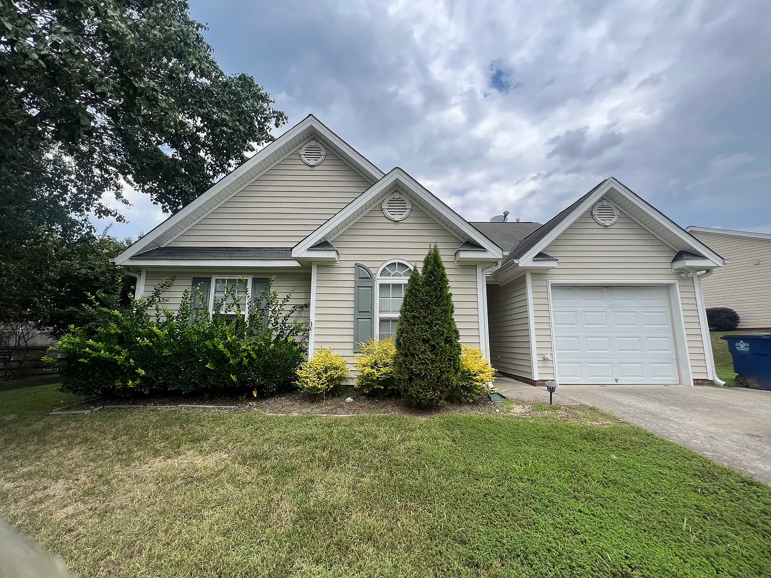3 bed, 1161 sqft, $1,700 — Photo 1