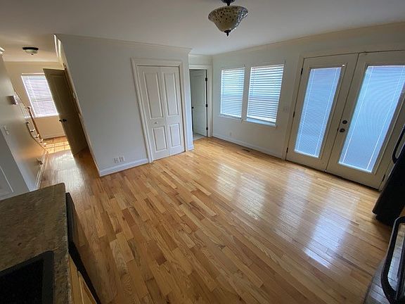 5th image of 700 Crockett St