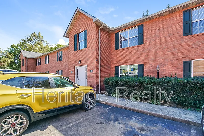 2 bed, 1.0 bath, 858 sqft, $1,300 — Photo 2