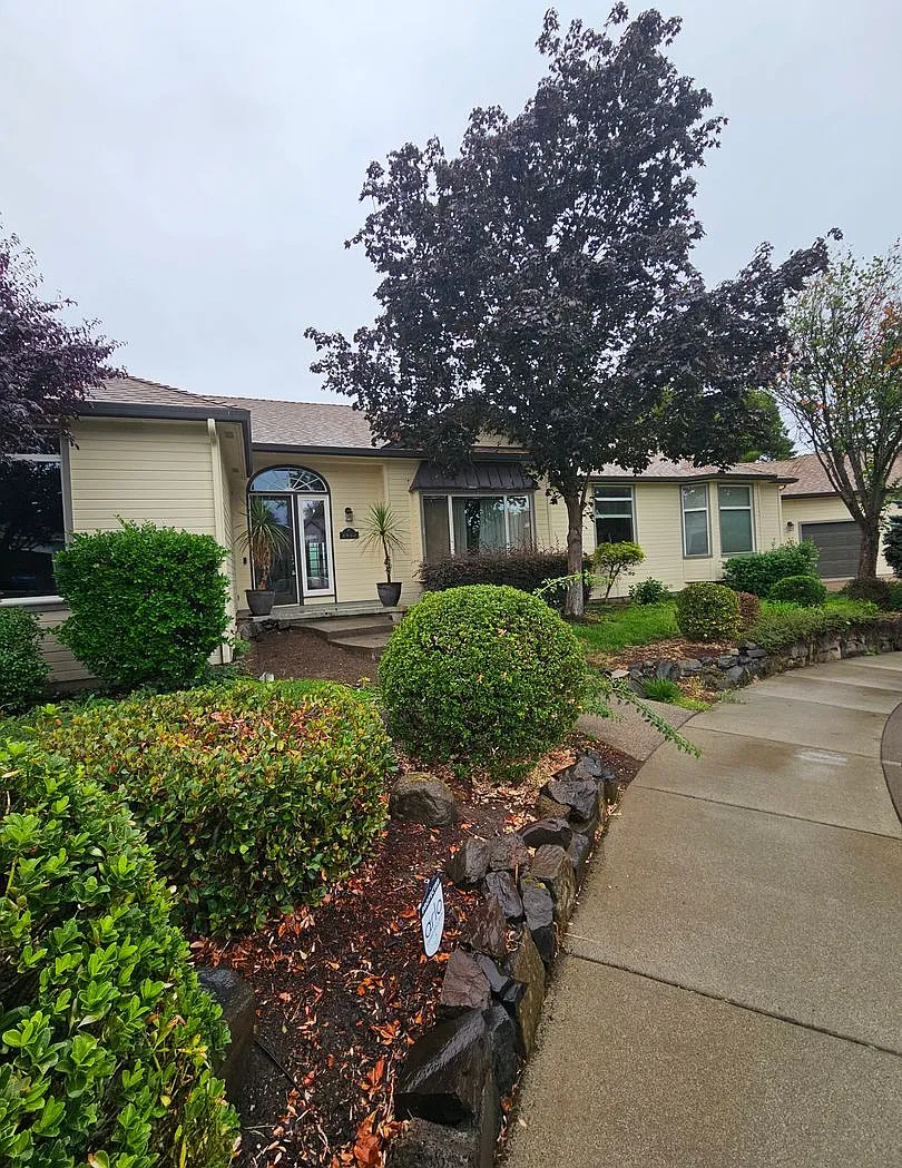 Luxury Home in East Medford — Photo 1