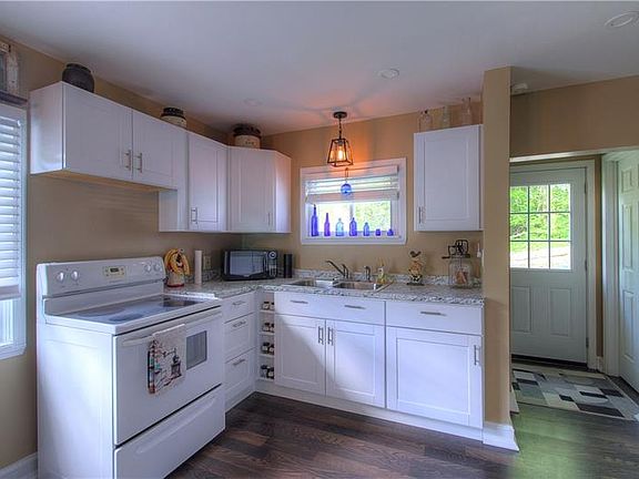 5th image of 525 Aiken Ave
