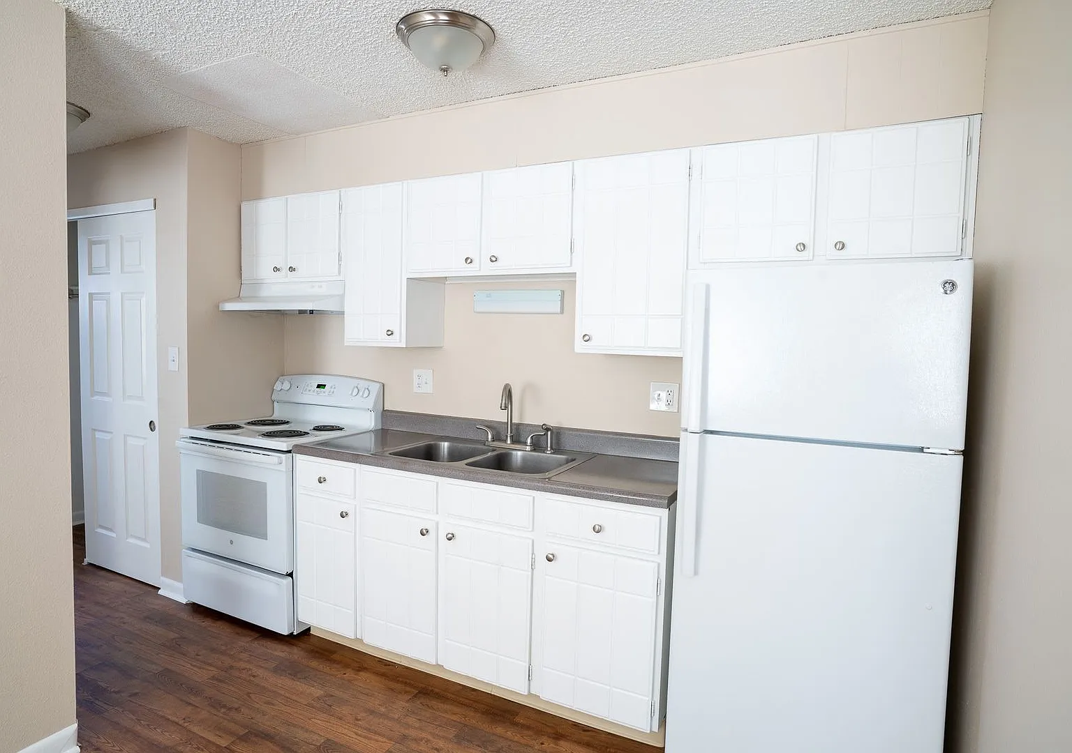 Linda Kay Apartments — Photo 1