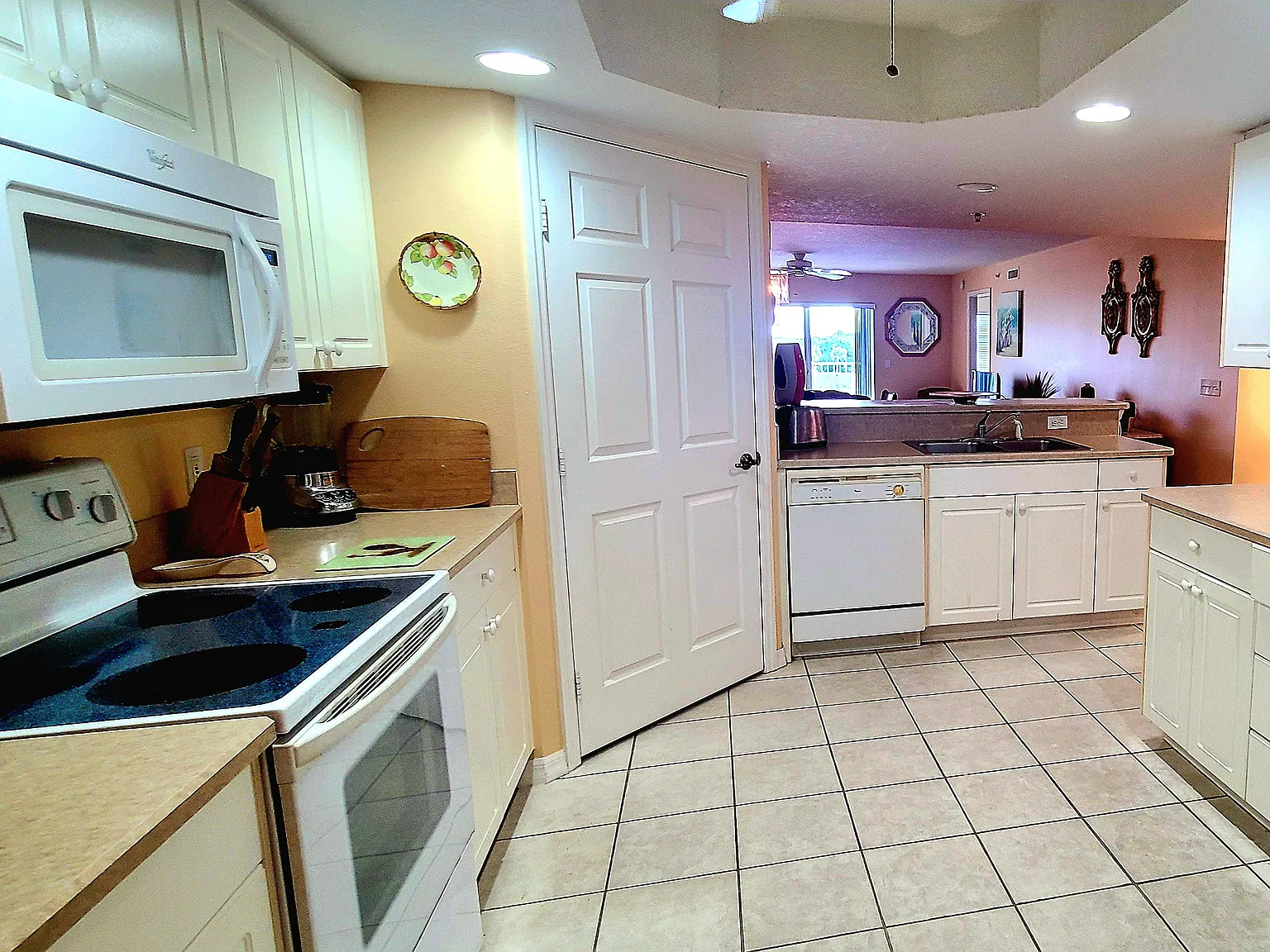2 bed, 1828 sqft, $3,000 — Photo 2