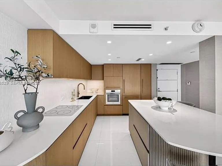400 S Pointe Dr #1501 — Photo 3
