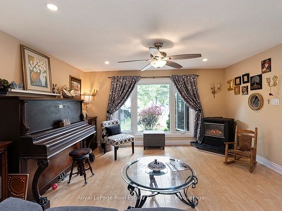 3rd image of 11 Tamarack Ct