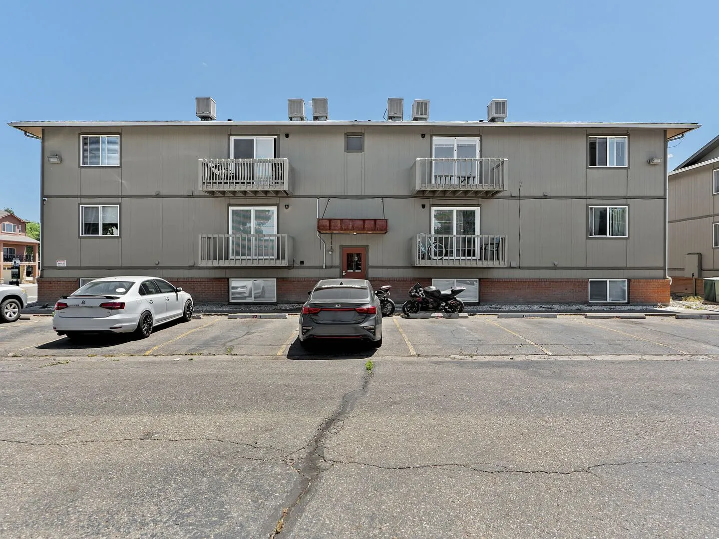 Spacious and Bright 2-Bedroom, Pet Friendly Apartment- Prime Location! — Photo 2