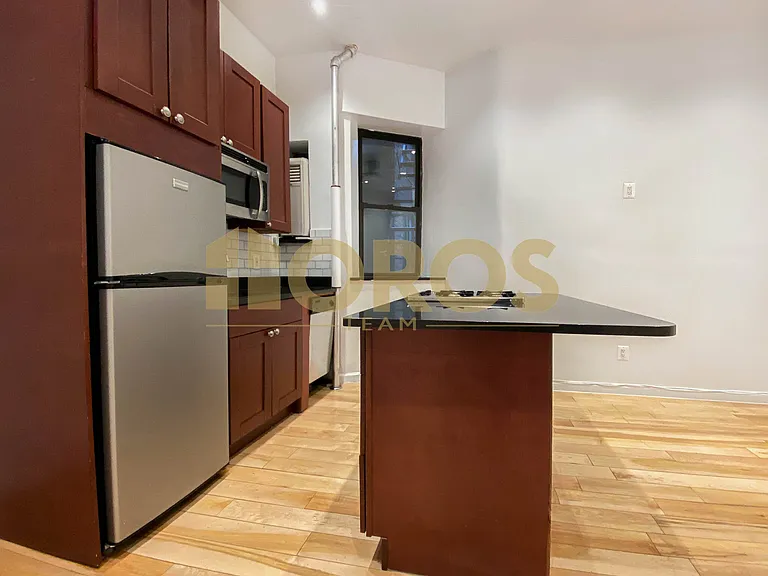 262 E 2nd St #1B — Photo 2