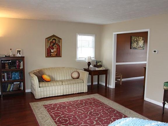 3rd image of 113 Collins Dr
