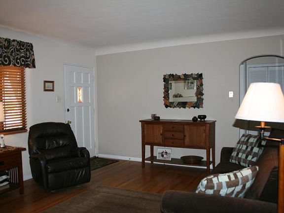 2nd image of 408 Laguayra Dr NE