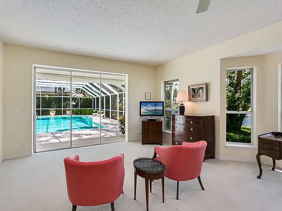 3rd image of 237 Plantation Cir S