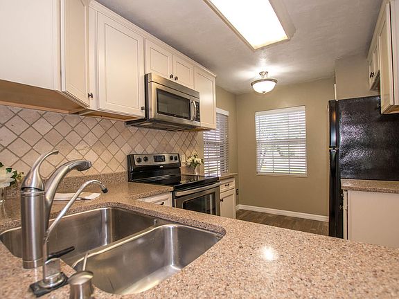 3rd image of 862 Brimfield Ct
