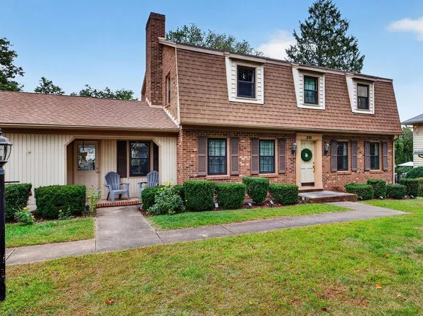 318 College Cir, Staunton, VA 24401
