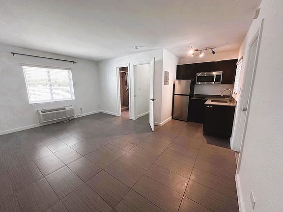 3rd image of 2901 Riomar St #103