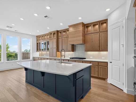 2nd image of 933 Pelotazo Ave