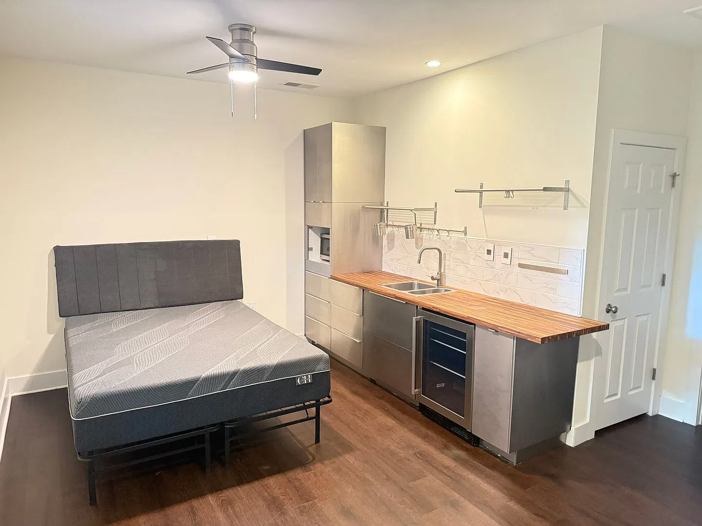 Modern Furnished Studio in Davidson Walk to Shopping, Dining & Lake Access! — Photo 2