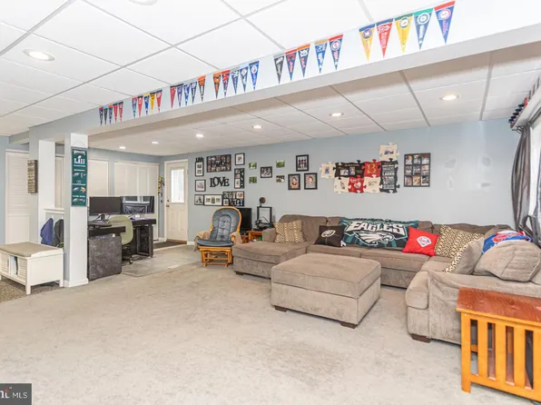 123 Maple Ave, Willow Grove, PA 19090