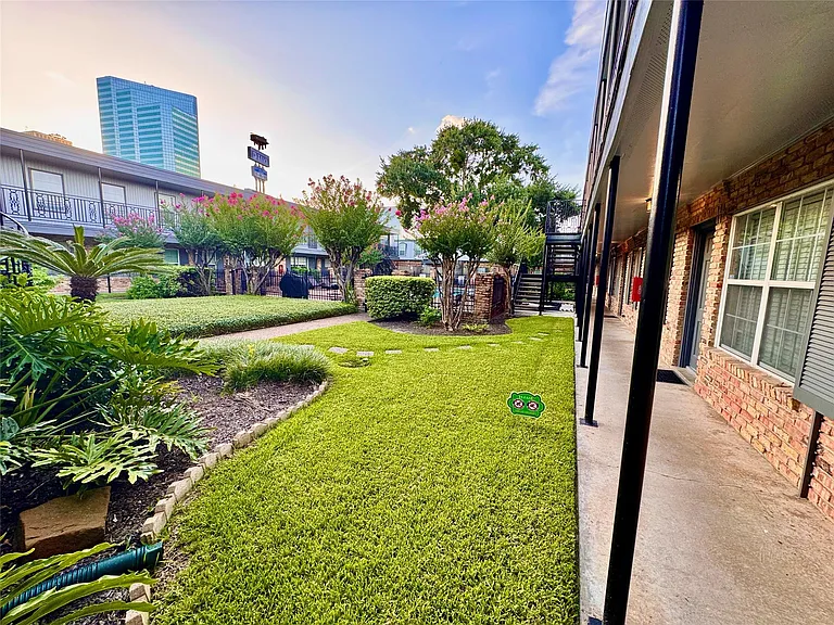3131 Sw Fwy #C-35 — Photo 37
