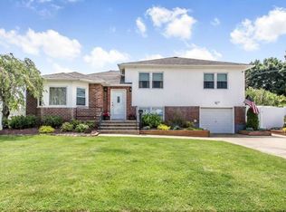 1 Wilson Pl, Lindenhurst, NY 11757