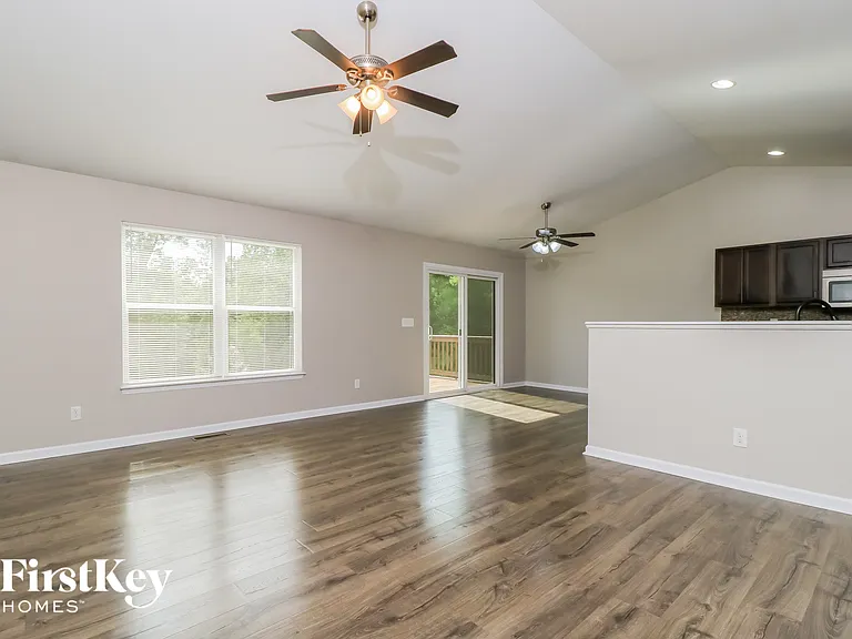 163 Briarwood Dr — Photo 2