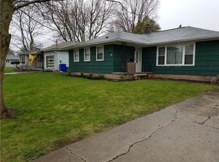 34 Orchard St, Holley, NY 14470