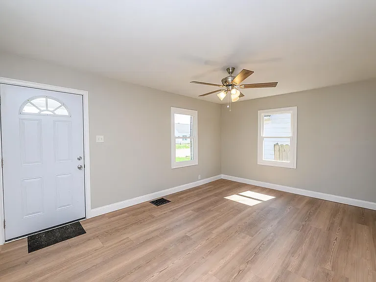 2117 S Beacon St — Photo 3