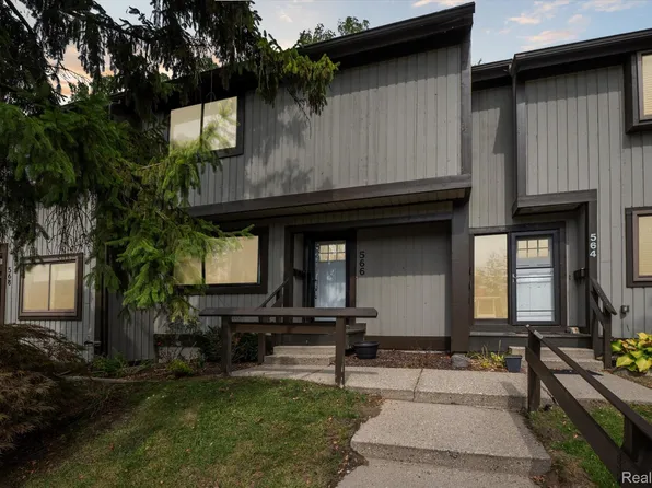 566 Foxboro Sq, Brighton, MI 48116