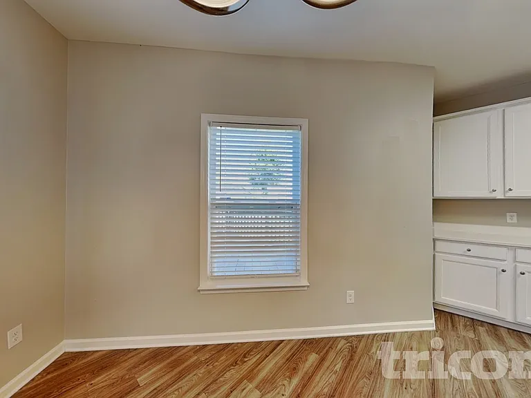 807 Chastain Ave — Photo 5