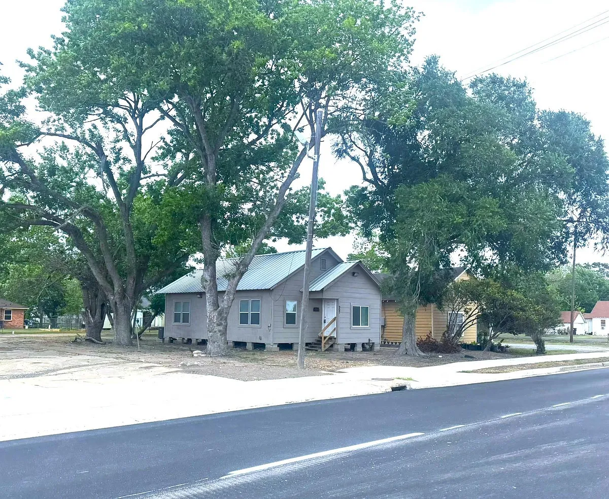 Building Photo - 907 E Jackson St
