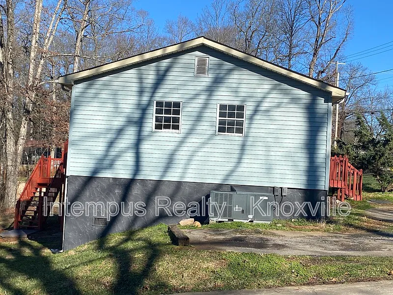 3 bed, 1.0 bath, 912 sqft, $1,700 — Photo 2