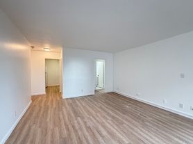 33 Pond Ave