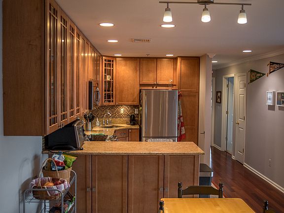 Modern Kitchen : Granite countertops, all stainless steel appliances, high quality cabinets