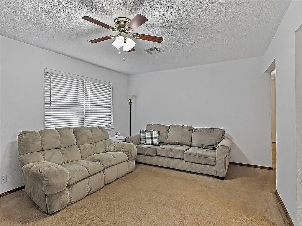 3 bed, 952 sqft, $1,400 — Photo 4