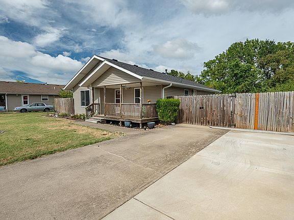 4th image of 1202 N Oak Park Drive