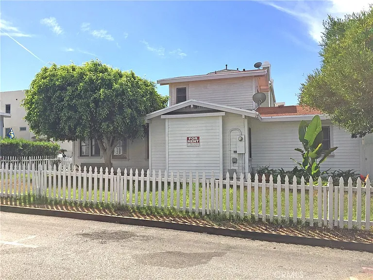 1085 Loma Dr — Photo 4