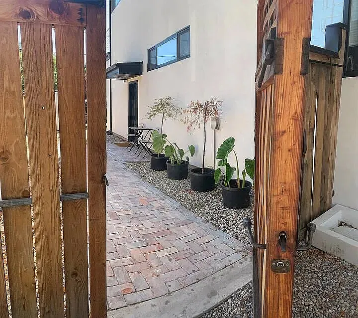 984 E Wilson Ave — Photo 2