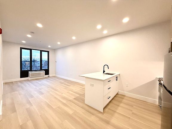 5th image of 320 Forrest St #201