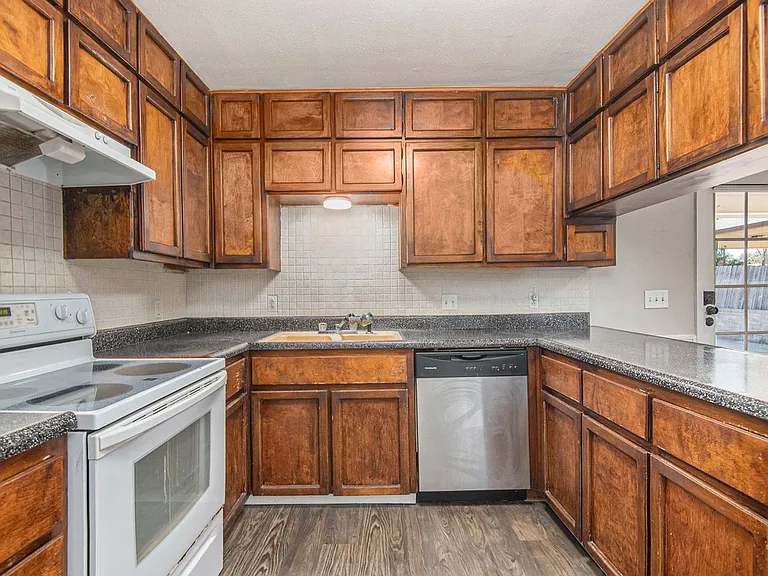6915 W Cleburne Rd — Photo 11