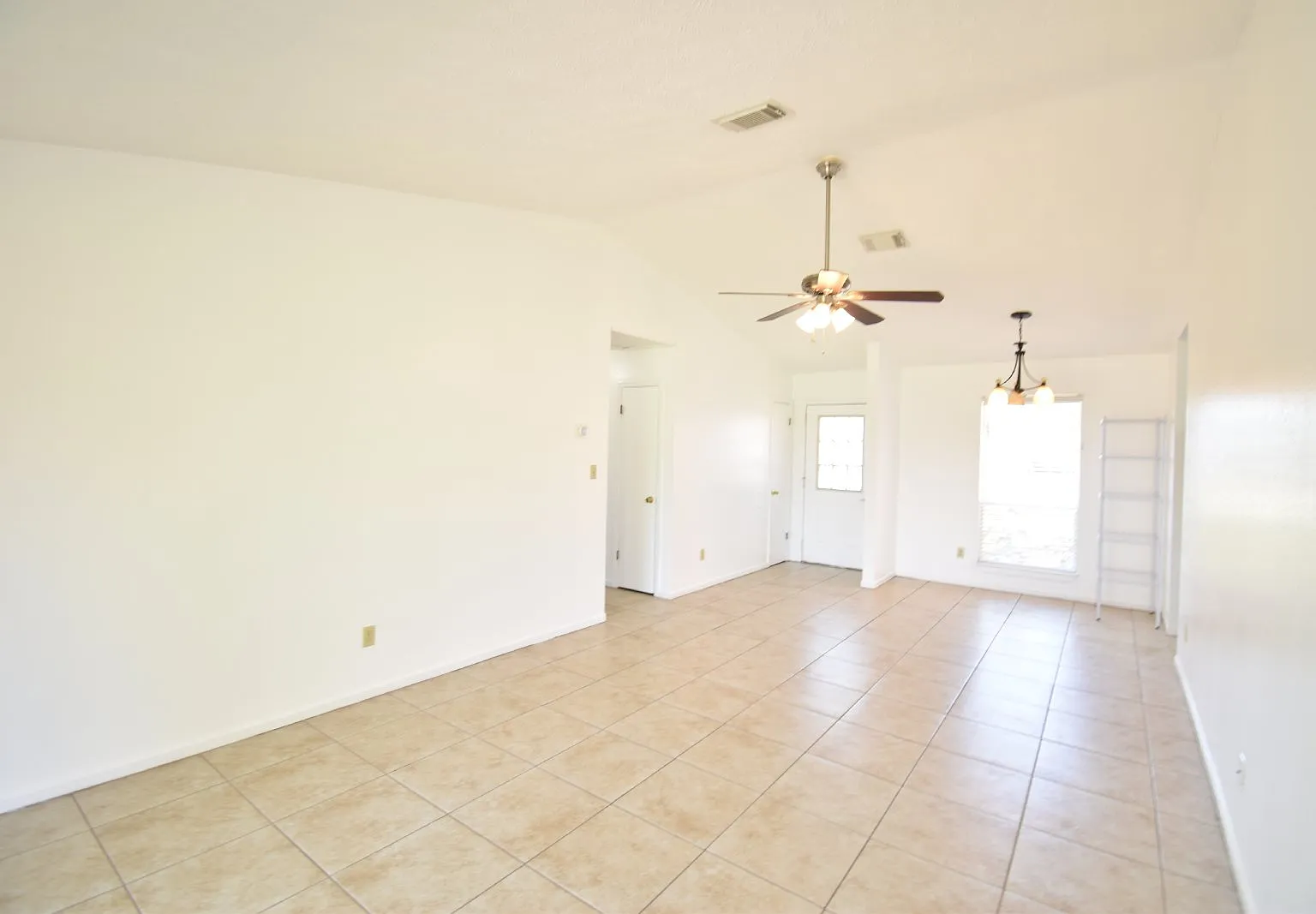 3 bed, 2.0 bath, 1025 sqft, $1,800 — Photo 3