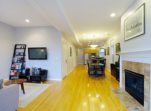5th image of 3743 N Wilton Ave APT 3