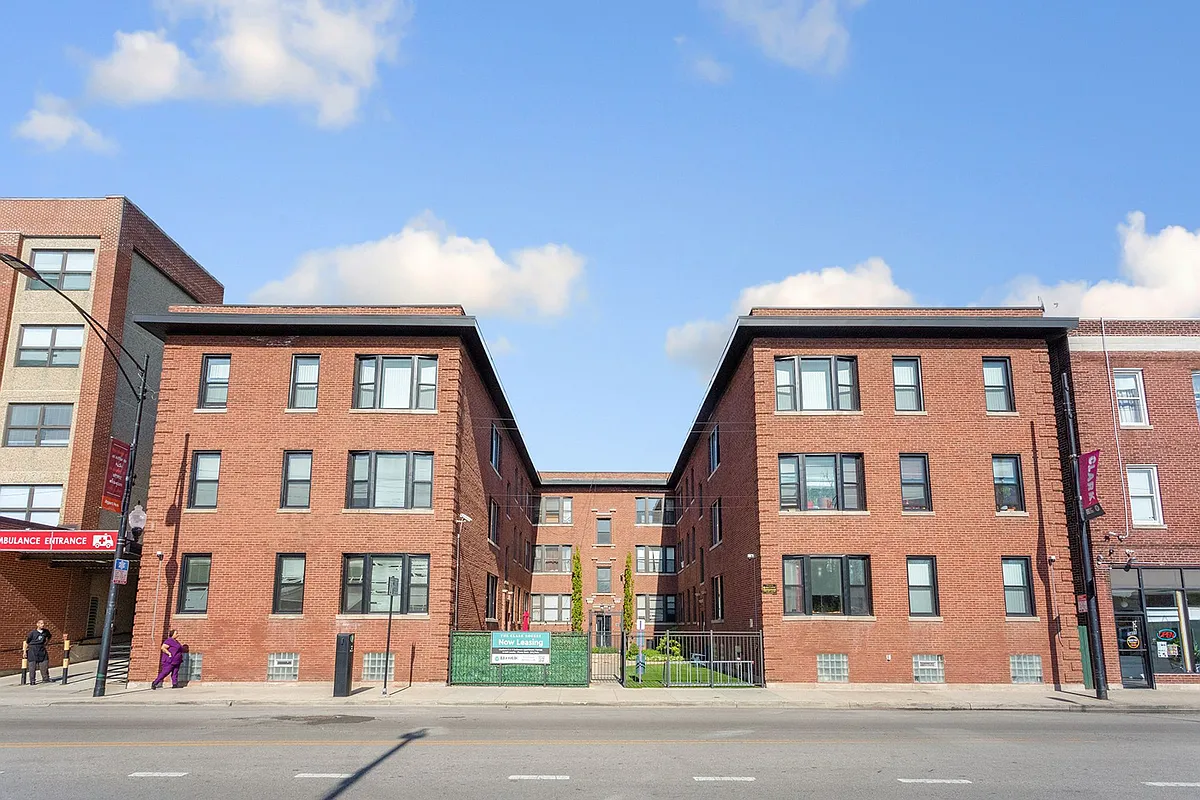 Building Photo - 7417-27 N Clark St