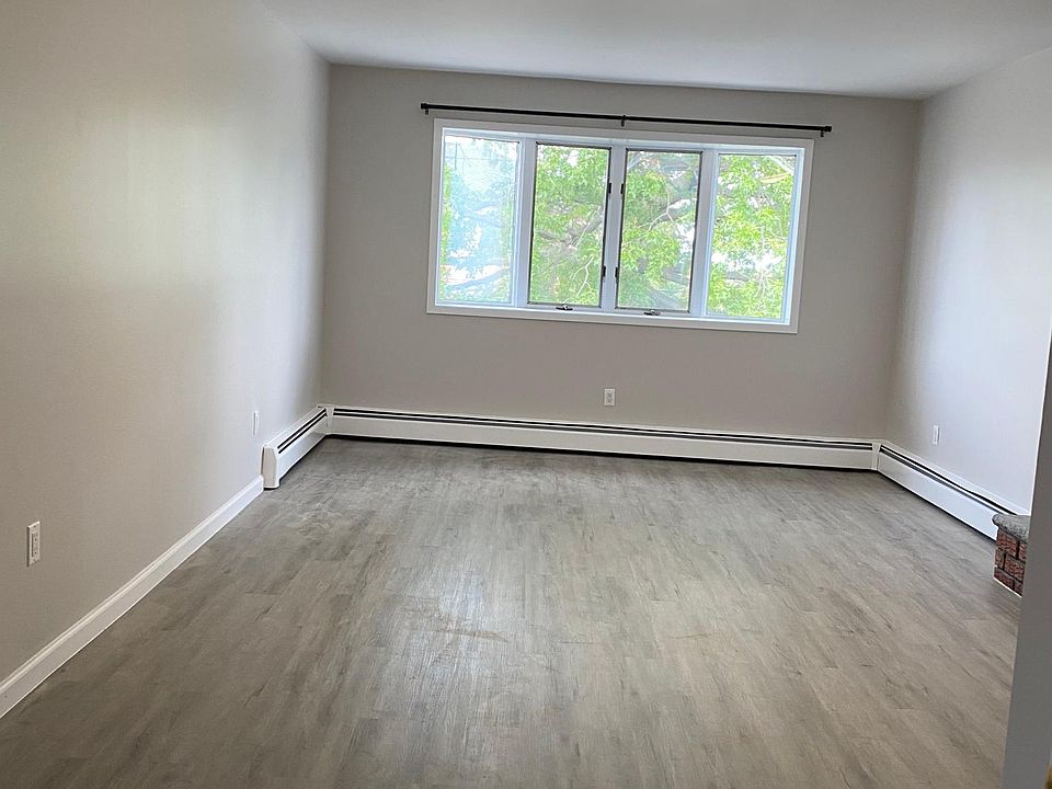1st image of 901 Clarence Ave Floor 3